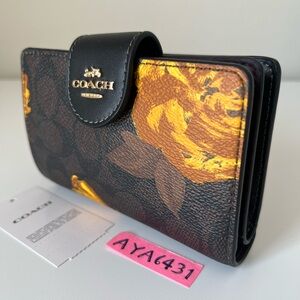 Coach medium corner zip in signature with floral print🎈🎈